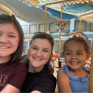 Meet your Posher, Lora